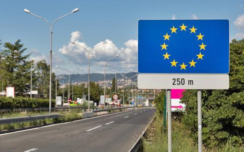 Перетин кордону ЄС за новими правилами: скільки платитимуть українці з 2026 року