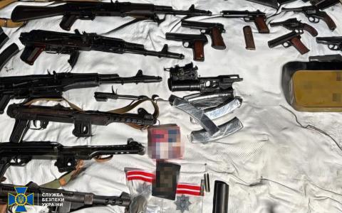 СБУ та Нацполіція викрили злочинне угруповання, яке намагалося продати одну із найбільших партій «трофейної» зброї за час повномасштабної війни