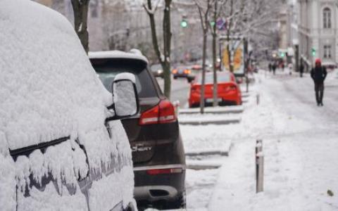 Журналісти зібрали контакти голів районів Києва, відповідальних за неприбрані тротуари та двори у столиці