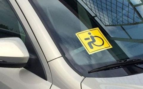 Кабмін вніс законопроект, спрямований на унормування права водіїв з інвалідністю або водіїв, які перевозять осіб з інвалідністю