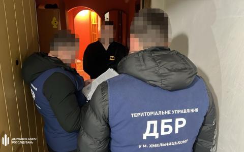 Посадовцю Рівненського ОТЦК, який брав хабарі навіть автомобілями, ДБР повідомило про підозру