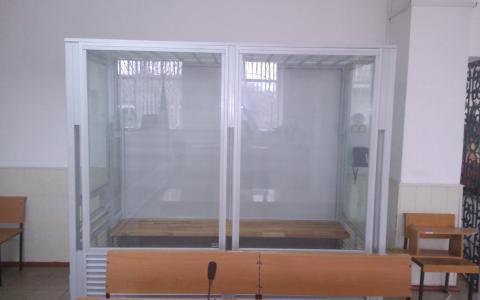 (НЕ)Припинення утримання обвинуваченого в межах скляної кабіни під час судового засідання