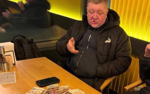 СБУ та поліція затримали посадовця КМДА, який вимагав «відкат» за поставку навчального обладнання до київських шкіл