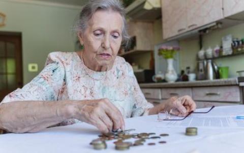 Пенсіонерам дозволили вільно змінювати спосіб отримання виплат: у ПФУ пояснили процедуру та необхідні документи