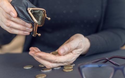 Сотні тисяч пенсіонерів ВПО залишилися без виплат: у чому причина та як на ситуацію відреагував Омбудсман