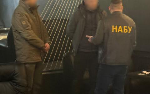Зняття з розшуку ТЦК та оформлення відстрочки: працівника СБУ викрили на одержанні хабаря