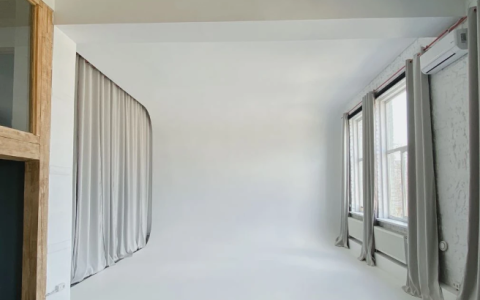 Чому інтернет-магазини обирають білу циклораму для каталогу