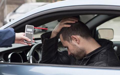 Відмова від огляду на стан сп’яніння без доказів керування авто не є підставою для відповідальності за ст. 130 КУпАП, – апеляційний суд