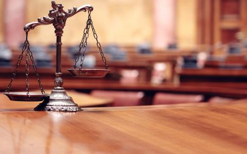 Чи є відпустка адвоката поважною причиною для відкладення судового розгляду справи?