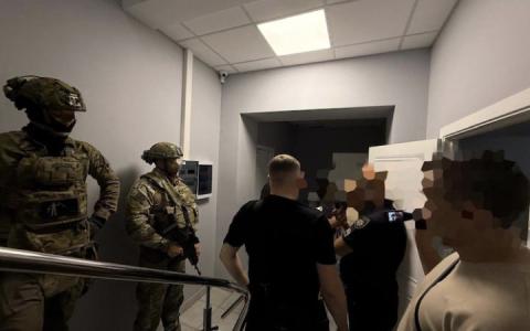 Маски-шоу 2.0: обшук як інструмент тиску чи законна необхідність