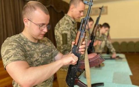 Підготовка громадян до національного спротиву: студенти та школярі отримають навички захисту країни у професійних інструкторів