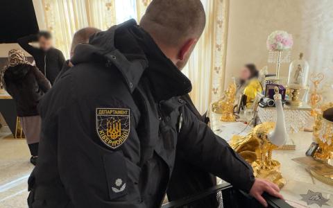 В Україні псевдоворожки ошукали громадян на сотні тисяч гривень, серед потерпілих - військові та родини загиблих захисників