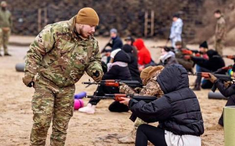 Студентів та школярів будуть готувати до національного спротиву: Верховна Рада прийняла відповідний Закон