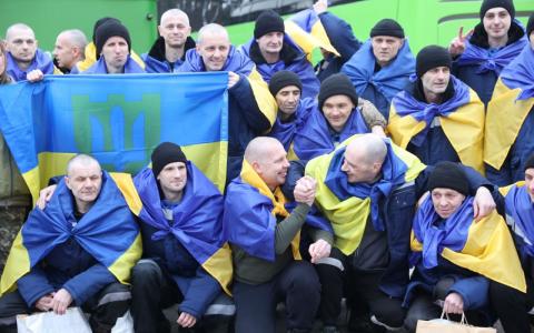 Великий обмін полоненими між Україною та росією: відбувся перший етап у межах якого додому повернулись 200 захисників