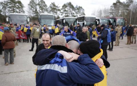 Другий етап великого обміну: ще 300 українських захисників повертаються додому з російського полону