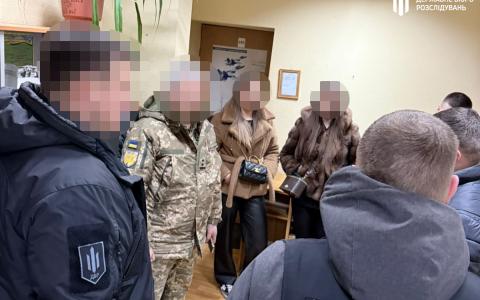 Військові ТЦК заробляли на "ухилянтах", а гроші отримували через неповнолітню дівчину – ДБР