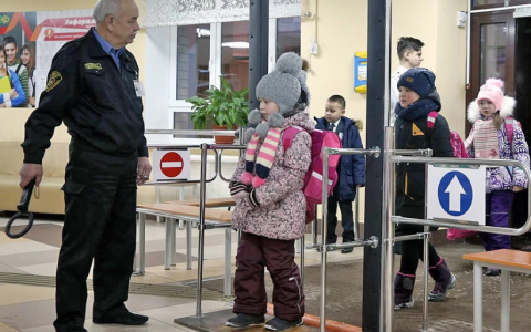 Фізична охорона, металодетектори та відеоспостереження: у школах почали діяти нові правила безпеки