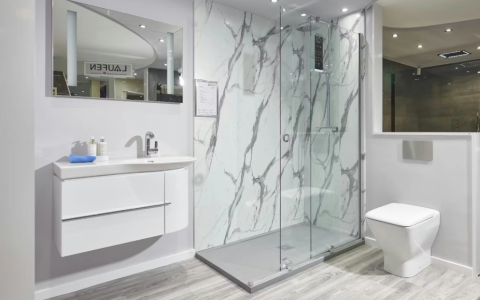 Прозрачное или матовое: выбор стекла для душевой кабины с точки зрения практичности