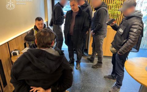 У Києві затримали адвоката, який за 6000$ обіцяв домовитись про успішне складання жінкою адвокатського іспиту