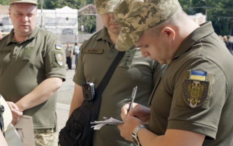 Для працівників ТЦК хочуть ввести обовʼязкові жетони та нові правила спілкування - законопроект