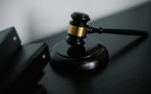 Апеляційний суд: сам факт конфлікту між школярами не свідчить про ухилення матері від виконання батьківських обов’язків