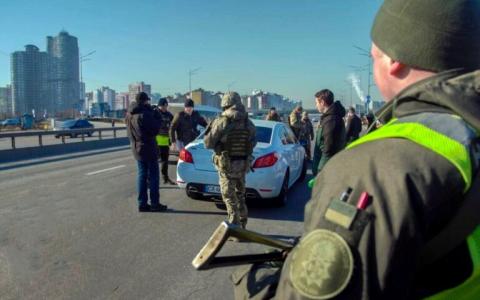 Зупинка транспорту групами ТЦК: хто має право обмежувати рух на автодорогах?