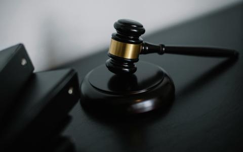 Перехожа сперлася на авто – власник заявив про пошкодження капота й вимагав відшкодувати збитки: що вирішив суд