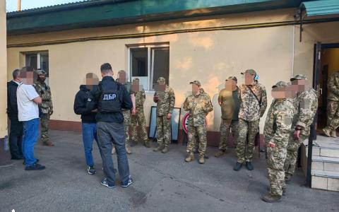 Незаконне утримання та жорстоке поводження з людьми: ДБР викрило групу працівників РТЦК на Одещині