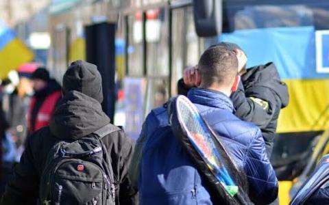 ЄК пропонує виключити чоловіків призовного віку з програми допомоги біженцям у Україні, а тимчасовий захист продовжити до 2028 року