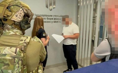 Незаконне позбавлення волі та катування: ДБР повідомило про підозру трьом посадовцям Закарпатського РТЦК