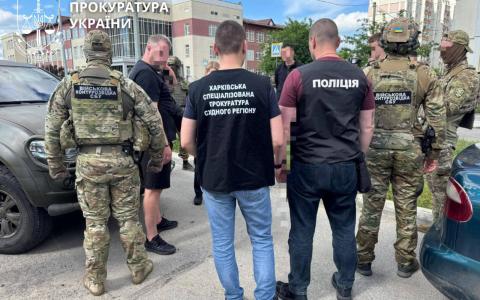 Експрацівника РТЦК та СП підозрюють в організації незаконного виїзду за кордон за 25 тис. доларів