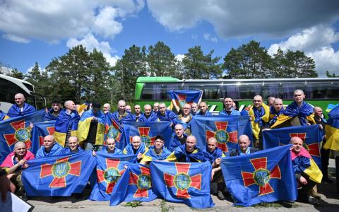 Черговий обмін полоненими: 185 українських захисників повертаються додому з російської неволі