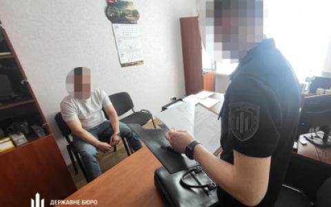 Одягнув кайданки та продовжив бити: повідомлено про підозру поліцейському із групи оповіщення