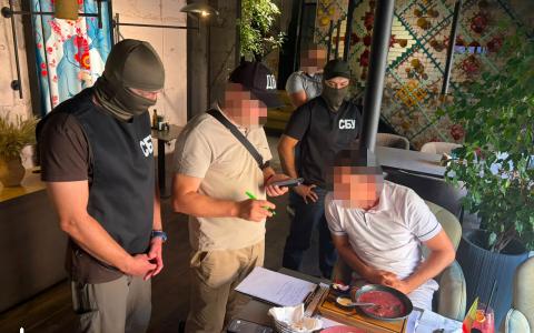 20 тисяч доларів за «правильне» рішення суду: ДБР затримало адвоката з Києва