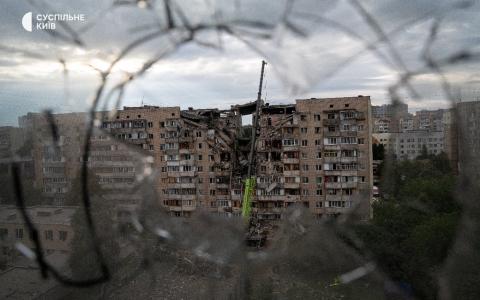 Чергова російська терористична атака: ворог прицільно бив по будинках та цивільній інфраструктурі столиці