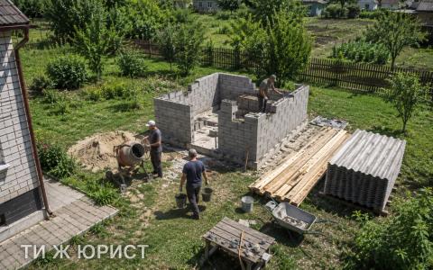 Власникам приватних будинків: що можна будувати на своїй ділянці без дозволів?
