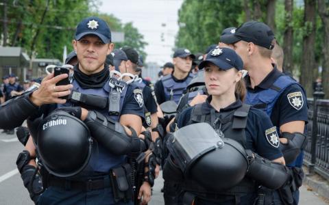 Розміщення у Facebook фото поліцейських під час виконання ними своїх обов’язків не являється порушенням прав поліцейських на приватність – ЄСПЛ