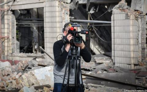 За чотири роки й сім місяців повномасштабної війни росія скоїла 977 злочинів проти журналістів і медіа - ІМІ
