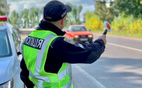 Чи можна не зупинятись на вимогу поліції під час повітряної тривоги: що каже закон?