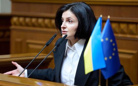 З сьогоднішнього дня в Україні фінансуються лише соціальні видатки, зарплати бюджетникам та утримання військових, - нардеп Василевська-Смаглюк
