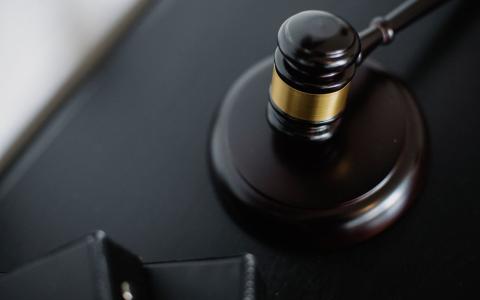 Апеляційний суд позбавив батьківських прав батьків малюка, якого вилучили з родини через загрозу його життю і здоров’ю