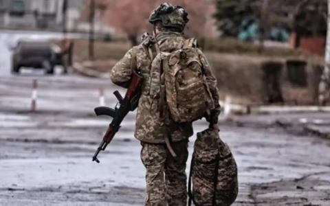 Самовільним залишенням місця служби є залишення військовим своєї частини або іншого місця виконання обов'язків без дозволу командира - ВС