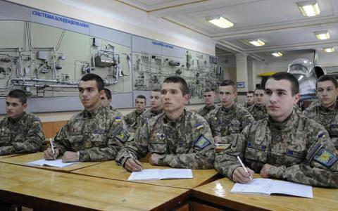 Хто з військових може здобувати вищу освіту без відриву від служби