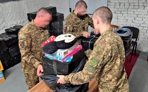 Допомога для жителів Олешок: напередодні гвардійці за допомогою дронів доставили до міста дитяче харчування й іграшки