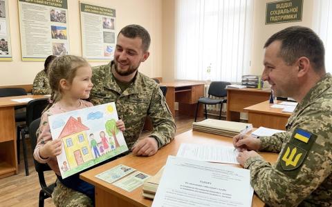 Звільнення з військової служби: жінка-військовослужбовець та дитина від іншого шлюбу