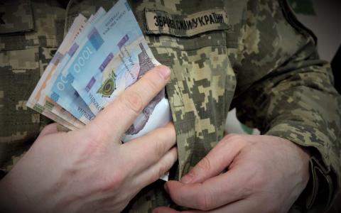 Які податки утримуються з грошового забезпечення військовослужбовця: роз'яснення Міноборони на конкретних прикладах
