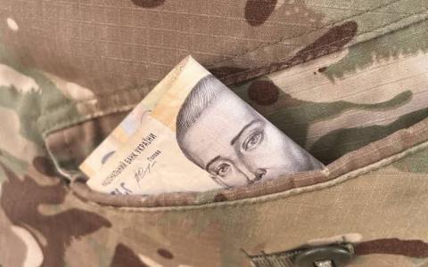 Хто з військовослужбовців не отримає додаткову винагороду?