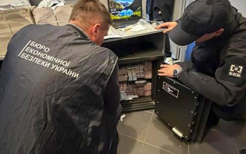 Найбільше в історії БЕБ вилучення готівки: в мережі нелегальних обмінних пунктів вилучили понад 630 млн грн