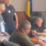 350 тисяч за виїзд закордон: на Київщині начальника військової райадміністрації та його радника затримали на хабарі