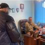 Посадовець ТЦК на Закарпатті допомагав призовникам втікати з центру комплектування за $3-4 тис - ДБР